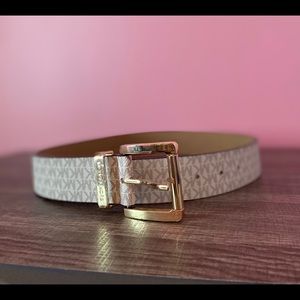 White Michael Kors belt ✨